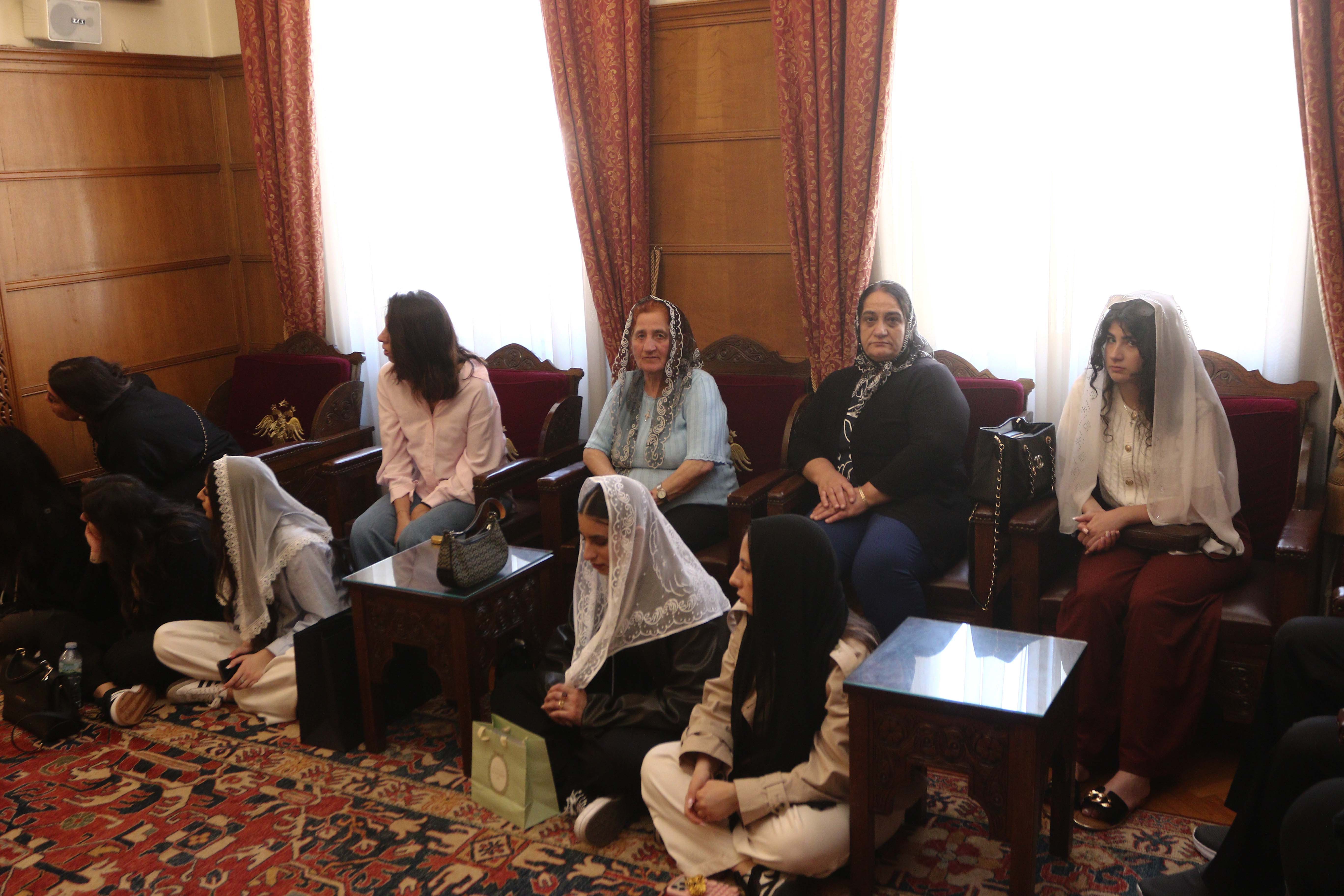 synantiseis-22042610