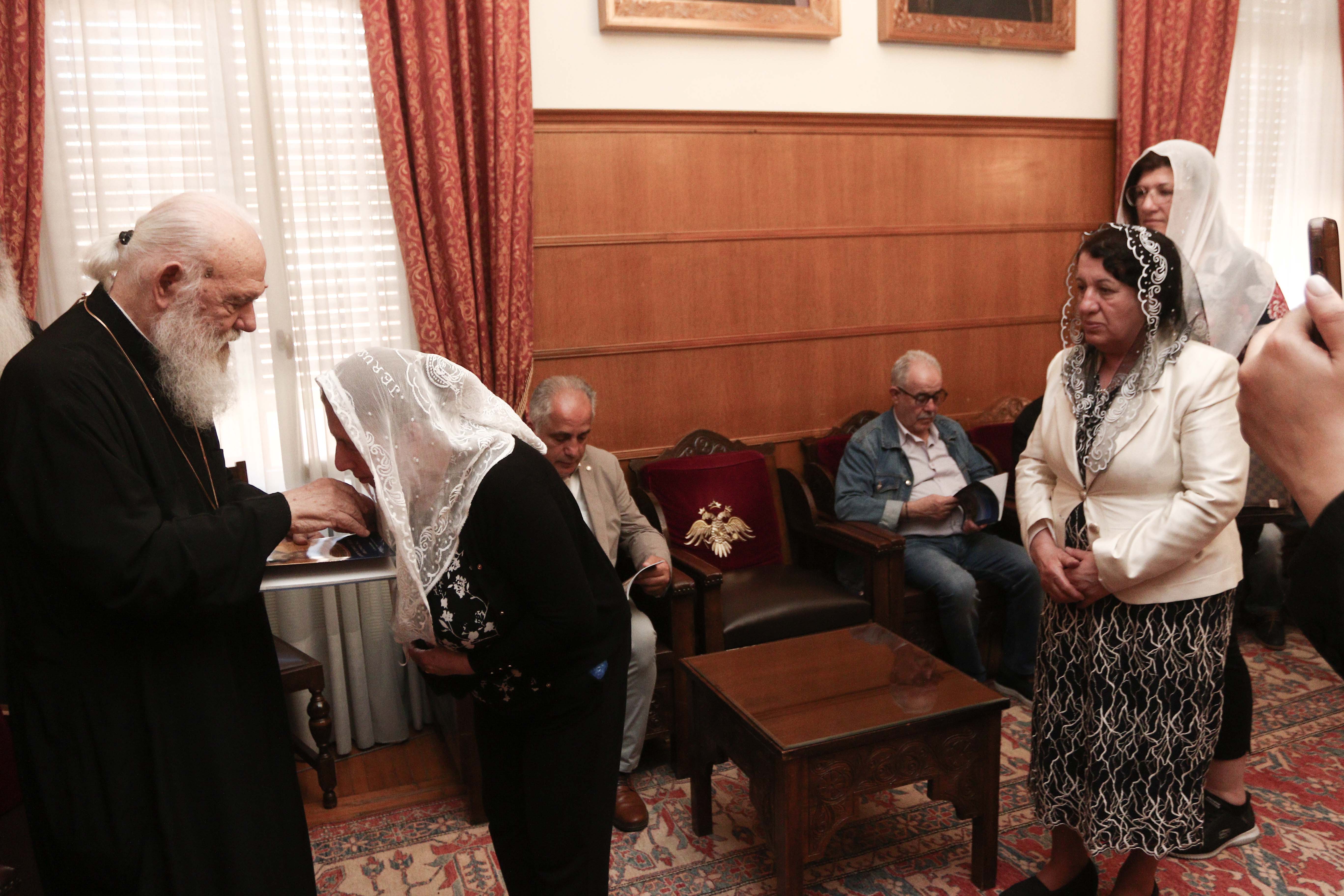 synantiseis-22042615